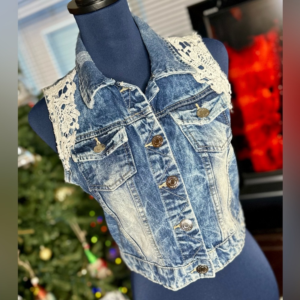 EUC Amethyst Jeans Denim Acid Wash Distressed Lace Accent Vest